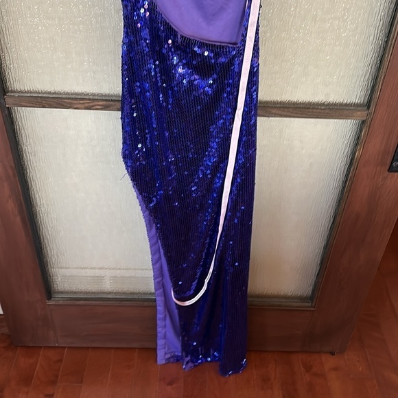 Mac Duggal One-Shoulder Sequin Column Gown size 4. - Picture 13 of 17